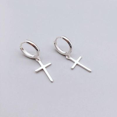 Крестовые серьги: Модные и минималистичные серьги для женщин и мужчин