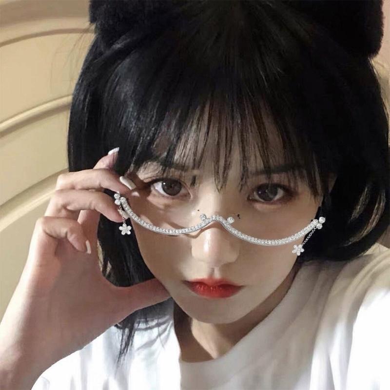 Стильная оправа для очков, украшенная стразами, с удобными носовыми упорами. Идеально подходит для повседневного ношения и особых случаев.