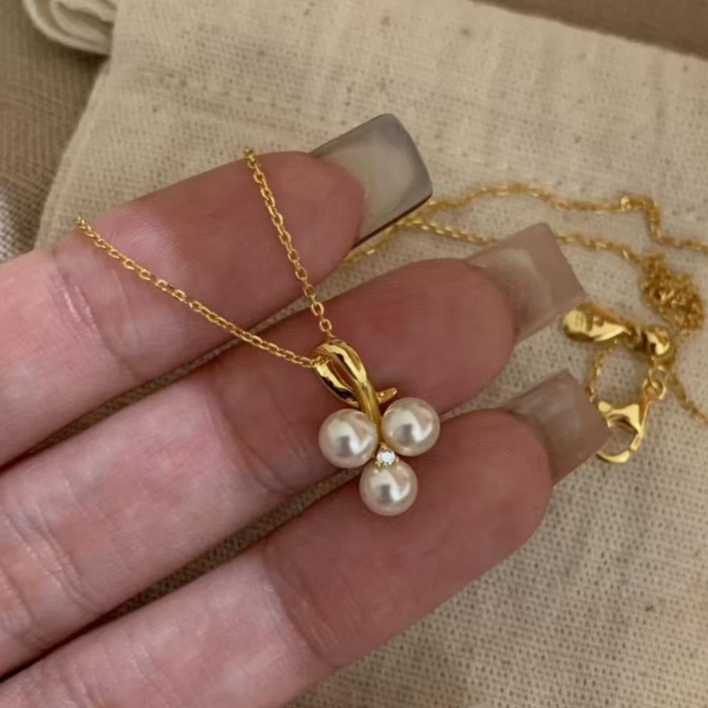 2026 French Pearl Grape String Pendant Necklace Exquisite and Simple Clover Premium Clavicle Chain Unique Neck Chain Female