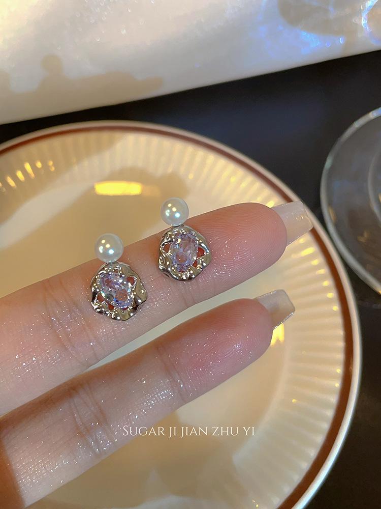 Small, exquisite and simple zircon stud earrings for women's high-end temperament earrings for women's new popular earrings.