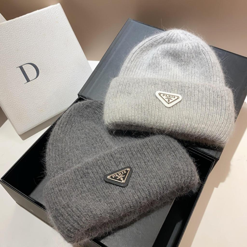 Зимняя шапка с защитой ушей французской вязки с мехом кролика - теплая, стильная, дизайн перевернутый треугольник, шерсть с двойным подгибом