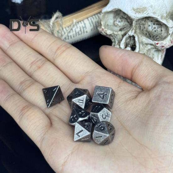 Мини-набор игральных костей DND, чехол для карманных часов с гравировкой дракона и 7 многогранными металлическими игральными костями DND, набор игральных костей в стиле ретро для настольных игр