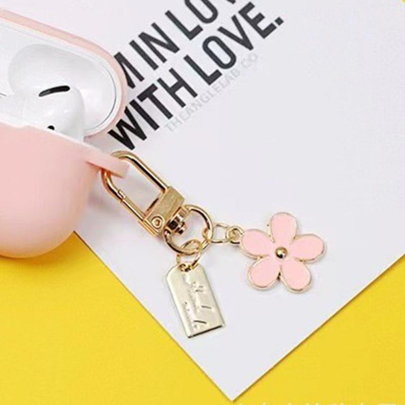 1Pcs Korean Hot-Selling Ins Metal Style Daisy Keychain Niche Usb Headphone Pendant Bag Protective Cover Pendant