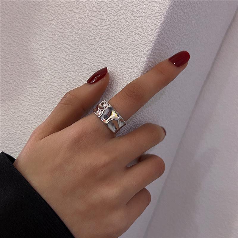 Женское высококачественное металлическое кольцо с мятой текстурой - уникальный дизайн, открытый стиль, легкая роскошь, простой, но элегантный аксессуар для широкого указательного пальца