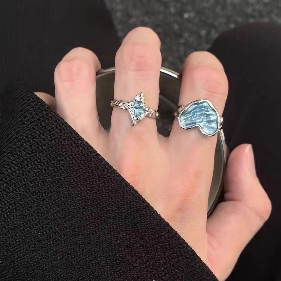Комплект колец светло-голубого цвета с крестом, звездой и сердцем. Простой изысканный дизайн женского кольца.