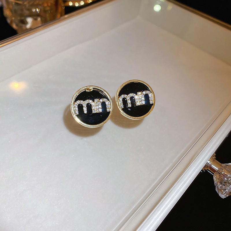 Циркониевые золотые серьги-каффы с буквой D: Женские серьги-пусеты класса люкс с универсальным нишевым дизайном.