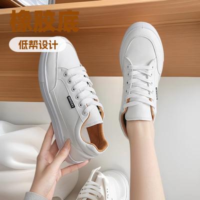 Трендовые низкие простые маленькие белые туфли женские 2025 весна новые легкие повседневные студенческие спортивные универсальные туфли на плоской подошве женские