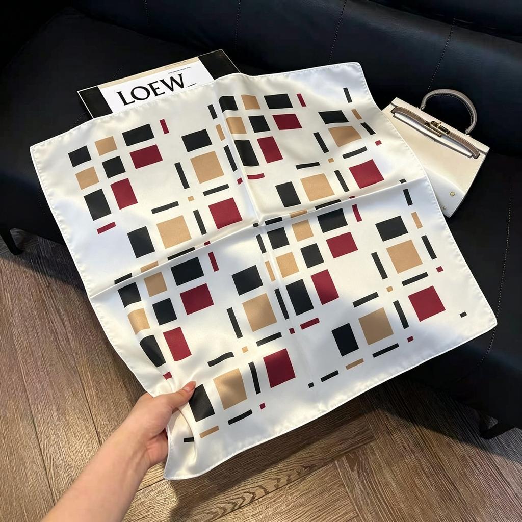 Silky skin-friendly fabric, high-end silk scarf, foreign style fashion neck care scarf 71 small square scarf, mother scarf, small scarf.
