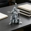 Yousheng Держатель для ручек Средневековый Рыцарь Коленопреклоненный Рыцарь в Доспехах Держатель для карандашей Настольное Украшение Забавный Держатель для ручек Подарок для Студентов Офисных Работников