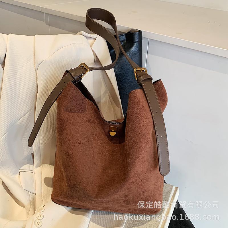 Популярная популярная сумка этого года женская большой вместимости 2025 новая осенне-зимняя универсальная сумка-мессенджер простая сумка-тоут сумка-ведро