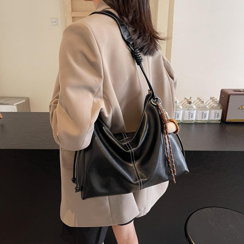 Однотонная сумка кроссбоди подмышку 2025 новая сумка-тоут повседневная для работы большая вместительность на плечо