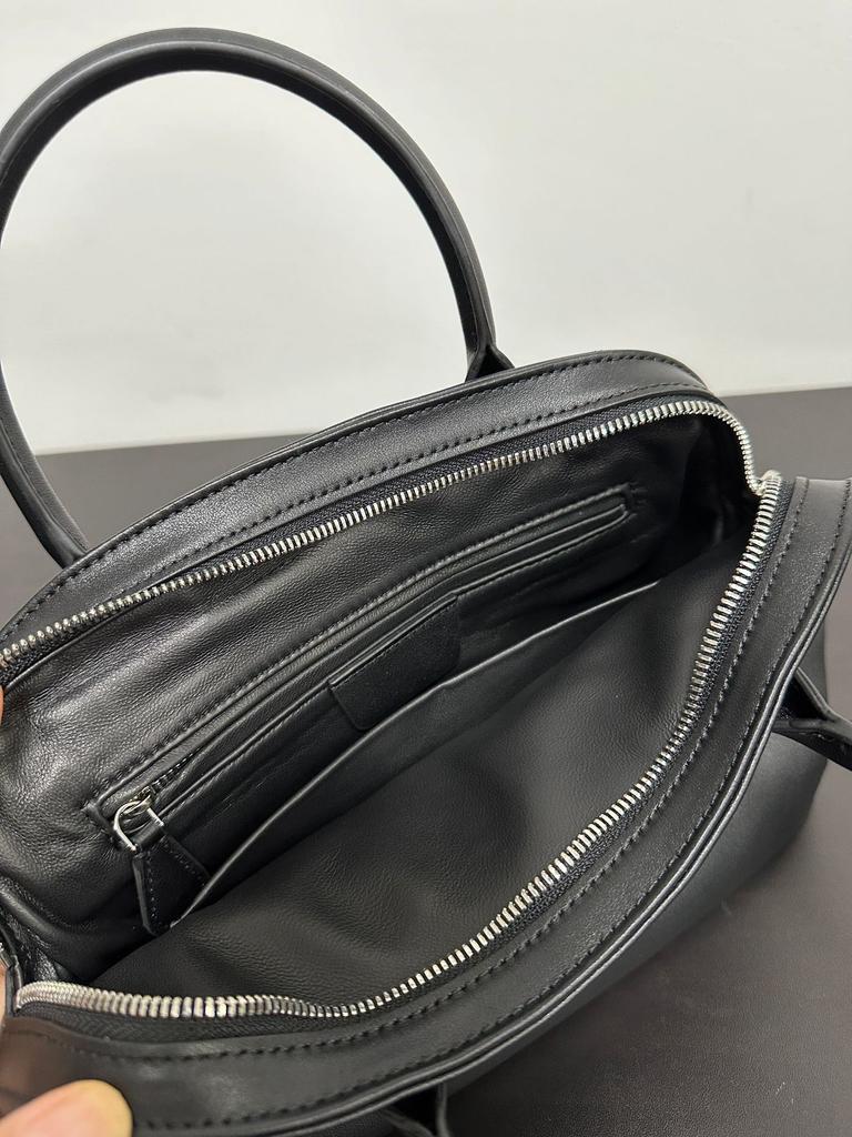 First Layer Cowhide Row French Minimalist Premium Sense Commuter Bowling Bag Wrinkled Minimalist Wind Large Capacity Handbag