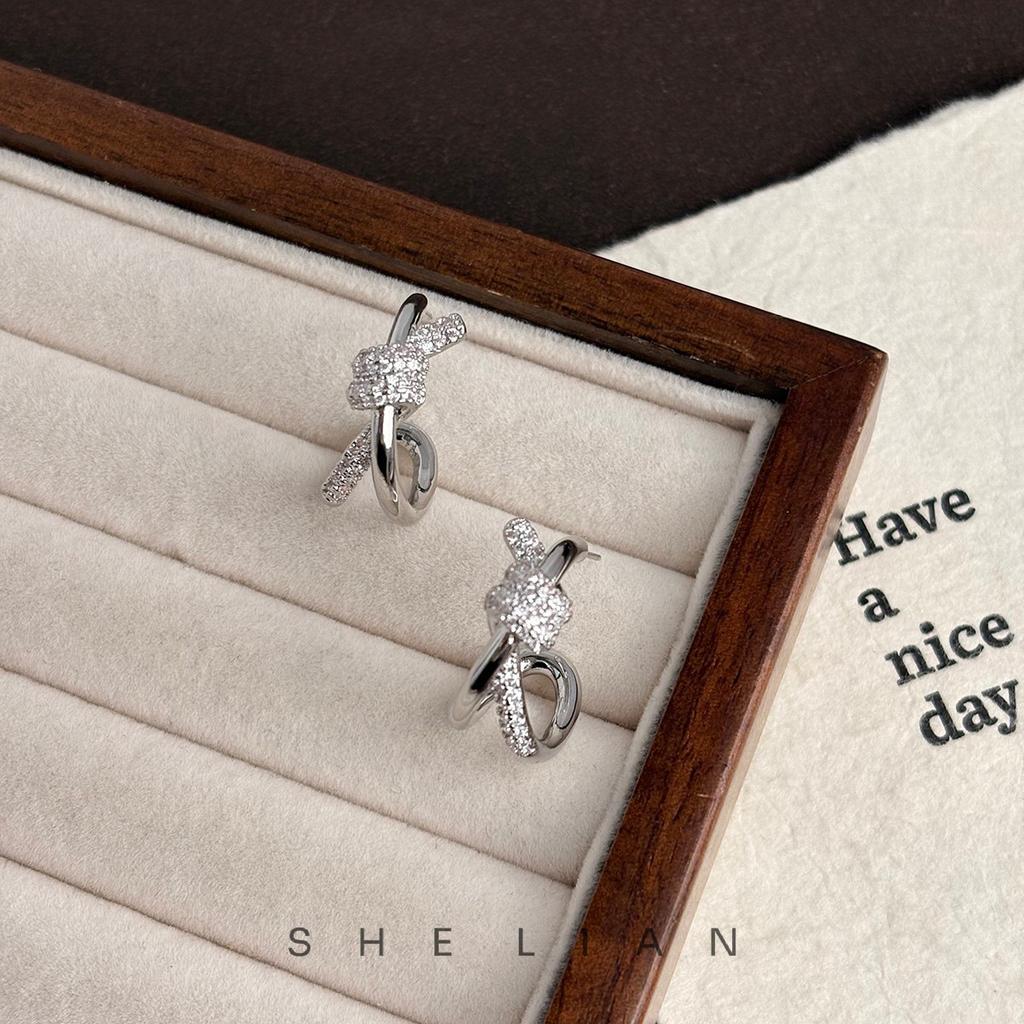 Knot diamond high-end temperament earrings niche design fashionable personalized earrings simple light luxury kink earrings women