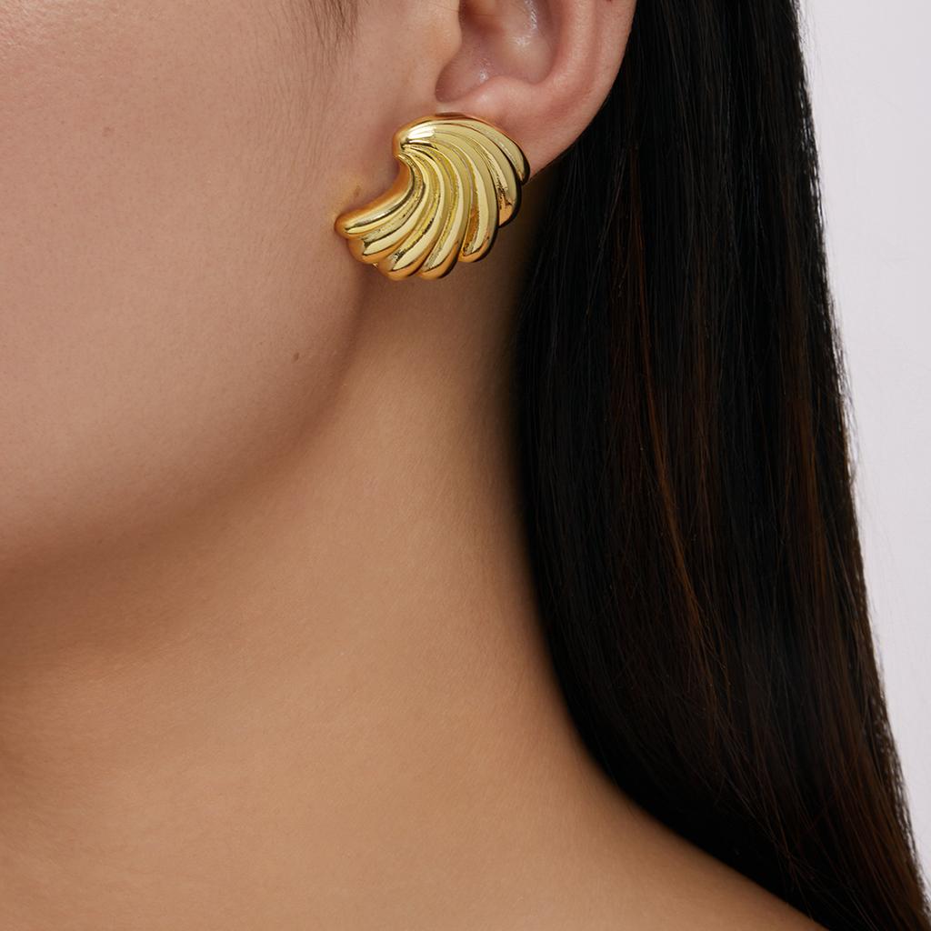 Ins Internet Celebrity Same Summer Spray Shell Stud Earrings Plated 18K Gold Beach Temperament Geometric Simple Earrings