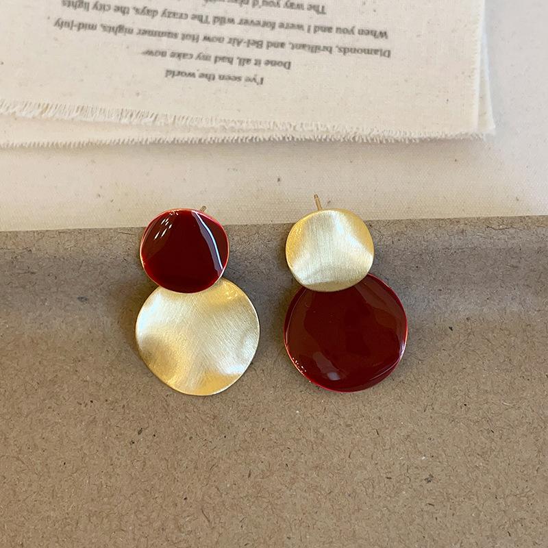 Геометрические матовые серьги-гвоздики с металлическим диском в форме капли масла, женские серьги-гвоздики с нишевым дизайном, нежный темперамент, уникальные универсальные серьги