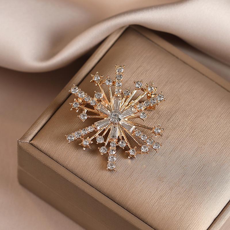 Snowflake Brooch, A High-end, Light Luxury Diamond-encrusted Pin, Fashionable Suit Jacket, Corsage and Accessory
