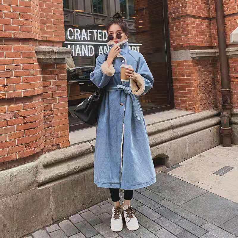 Женская джинсовая парка средней длины с шерстью ягненка (Зимняя коллекция 2025)