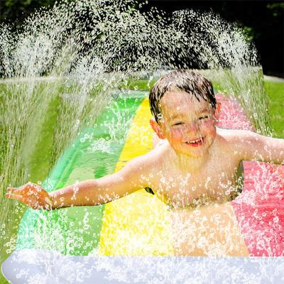 Надувная водная горка для газона Летний бассейн Водные горки Детские уличные водные игры Задний двор Водная игрушка Распылитель