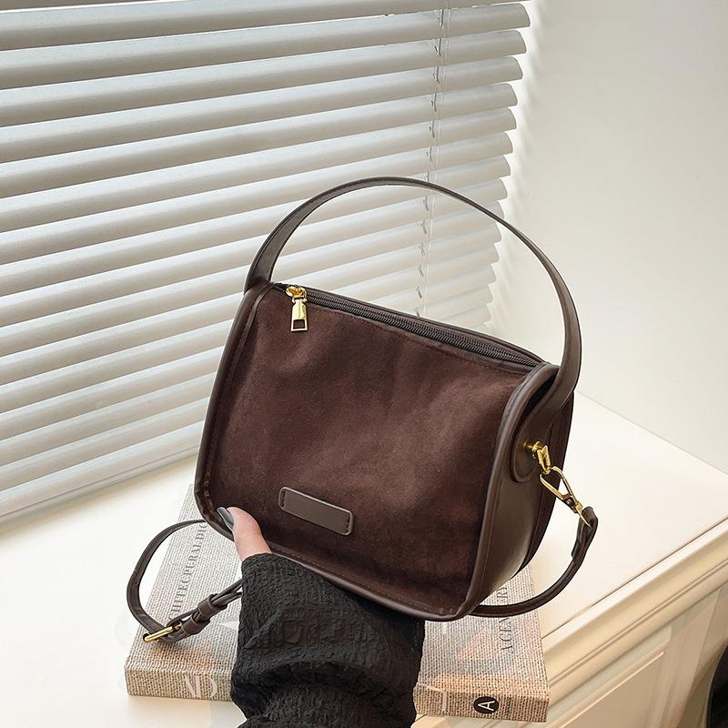 Матовая замшевая портативная сумка-мессенджер через плечо, осенняя новая вместительная сумка-тоут для通勤, универсальная сумка-горошина для женщин