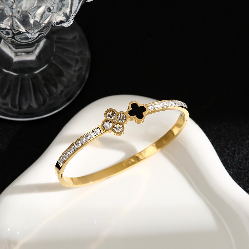 Элегантный женский браслет из титановой стали с четырехлистным клевером и бриллиантами, универсальный высококачественный открытый дизайн.