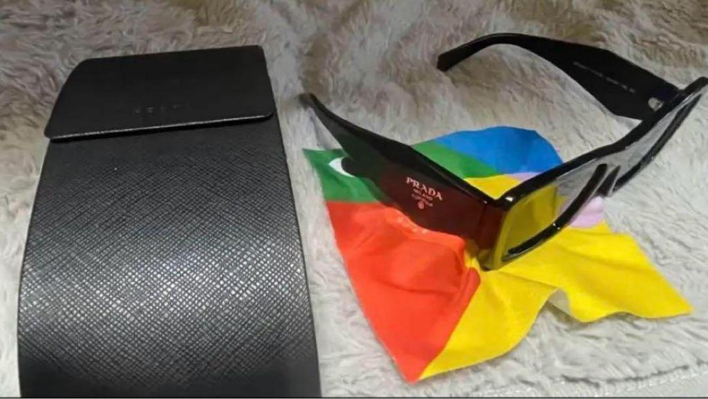 [Б/У] Оригинальные солнцезащитные очки с логотипом Prada (архив) носят Ники