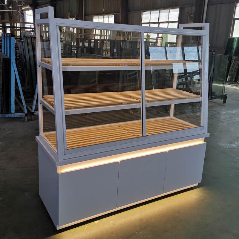 В наличии кондитерская витрина: Остров из массива дерева и кованого железа с ящиками для хлеба, выпечки и жареных продуктов