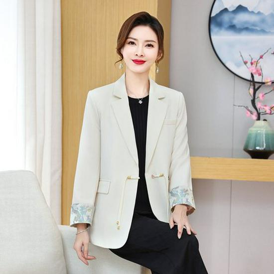 Mom's Autumn Wear: Women's Short Solid Color Suit Jacket for Middle-aged and Elderly - Lightweight Spring/Fall Style