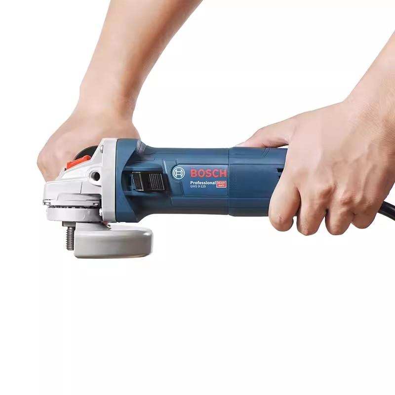 Bosch Угловая шлифовальная машина GWS 900 Профессиональная угловая шлифовальная машина для тяжелых условий эксплуатации Компактная крышка головки, экономящая 40% пространства, подходит для работы в узких пространствах