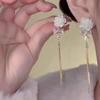 Серьги с кисточками из белых роз на серебряной игле S925 - Элегантный дизайн для круглых лиц