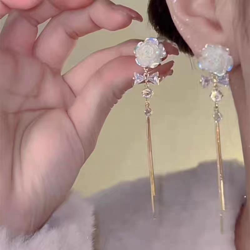Серьги с кисточками из белых роз на серебряной игле S925 - Элегантный дизайн для круглых лиц