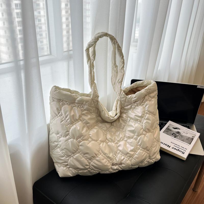 Любовь большая сумка-тоут 2025 новая пуховая сумка большая вместимость для поездок на работу нишевый дизайн плечевая сумка-подмышка