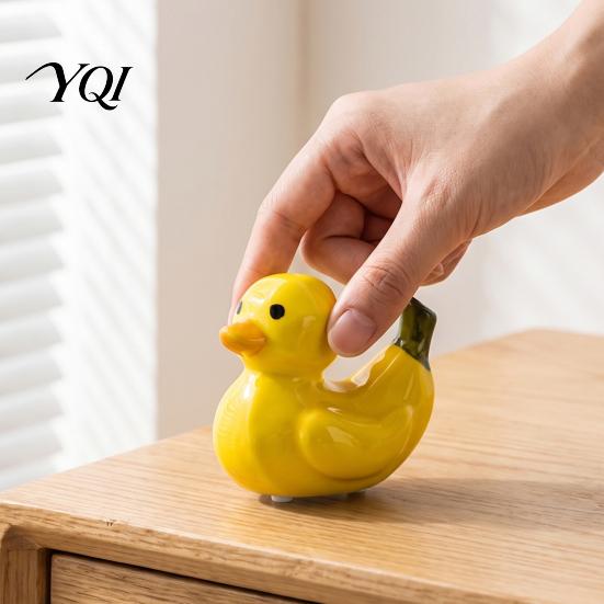 Маленькая декоративная фигурка для полки Керамическая фигурка утки с фруктами, Милая клубника и банан причудливая статуэтка статуэтка для офиса, Креативный декор для рабочего стола Домашний