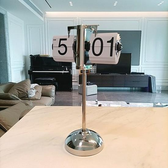 Creative Retro Flip Clock - Modern Simple Design, Ingenious Single-Leg Balance for Living Room Decor