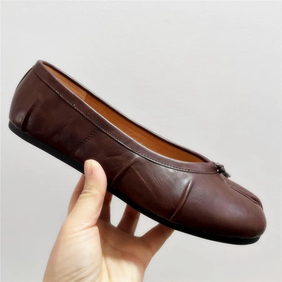 2025 Новые плиссированные женские балетки Tabi Shoes Повседневные мокасины без застежек Женские кожаные эспадрильи с раздельным носком Zapatillas Mujer