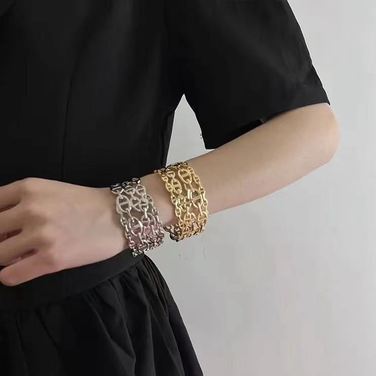 2025 Women’s Fashion Wide Layered Open Bangle: European & American Street Style with Smooth Openwork Pig Nose Design