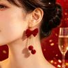 Модные серьги для похудения лица 1 пара, бархатный бант для женщин, красный рождественский бант-подвеска, изысканные банкетные украшения с шармом-шариком, подарок