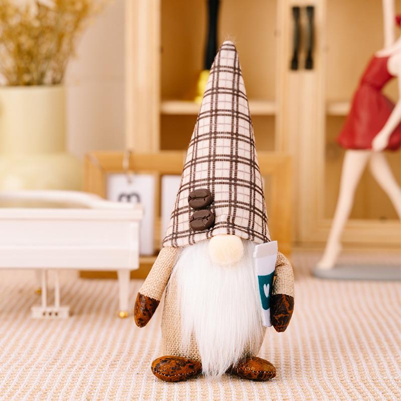 Очаровательная фигурка гнома в виде кофейного зерна в уютной вязаной шапке для праздничных украшений