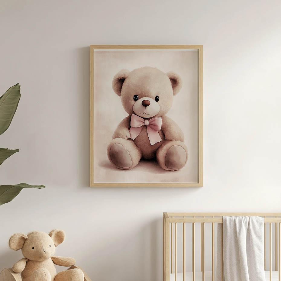 Plakat Uroczy Miś W Różowej Muszce Plakat Uroczy Miś W Różowej Muszce, 70X100 Cm, Rama Drewniana Ciemny Brąz, Papier Matowy 230 Gsm