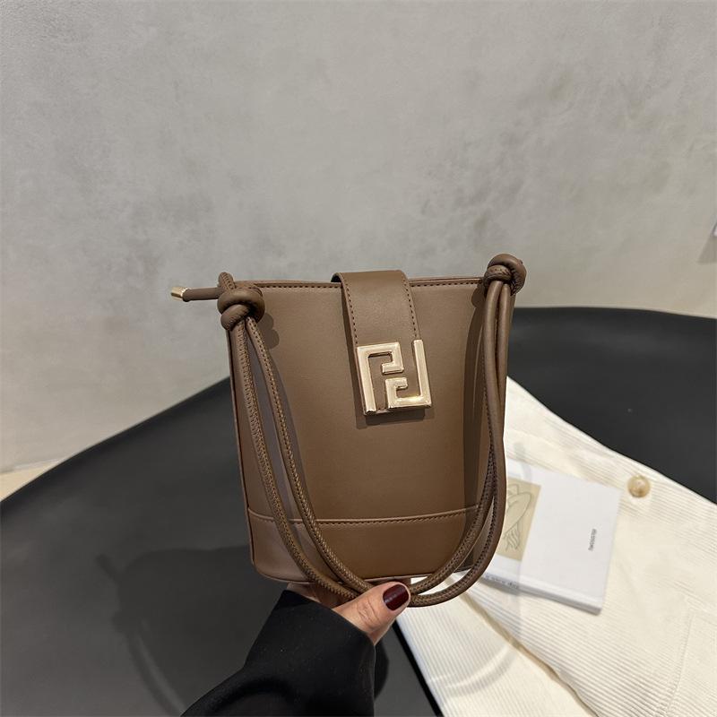High-end Niche Design Bag Women's 2025 New Fashionable and Versatile One-shoulder Crossbody Bag Commuter Bucket Bag