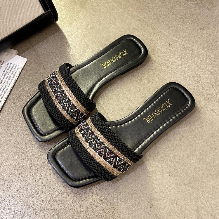 Модные плоские тапочки для женщин 2024 года, летние дизайнерские пляжные тапочки большого размера, женские вышитые модные шлепанцы на мягкой подошве для женщин