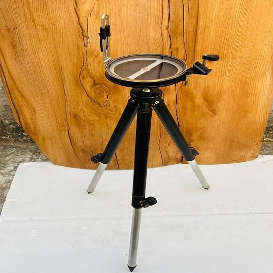 Старинный старинный латунный компас Морской геодезический компас Рабочий ручной работы с регулируемым штативом Призматический компас Алюминий, корпус из латуни