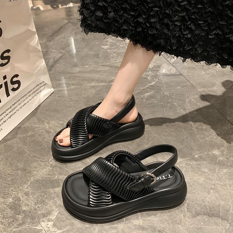 Модные женские босоножки на платформе со складками