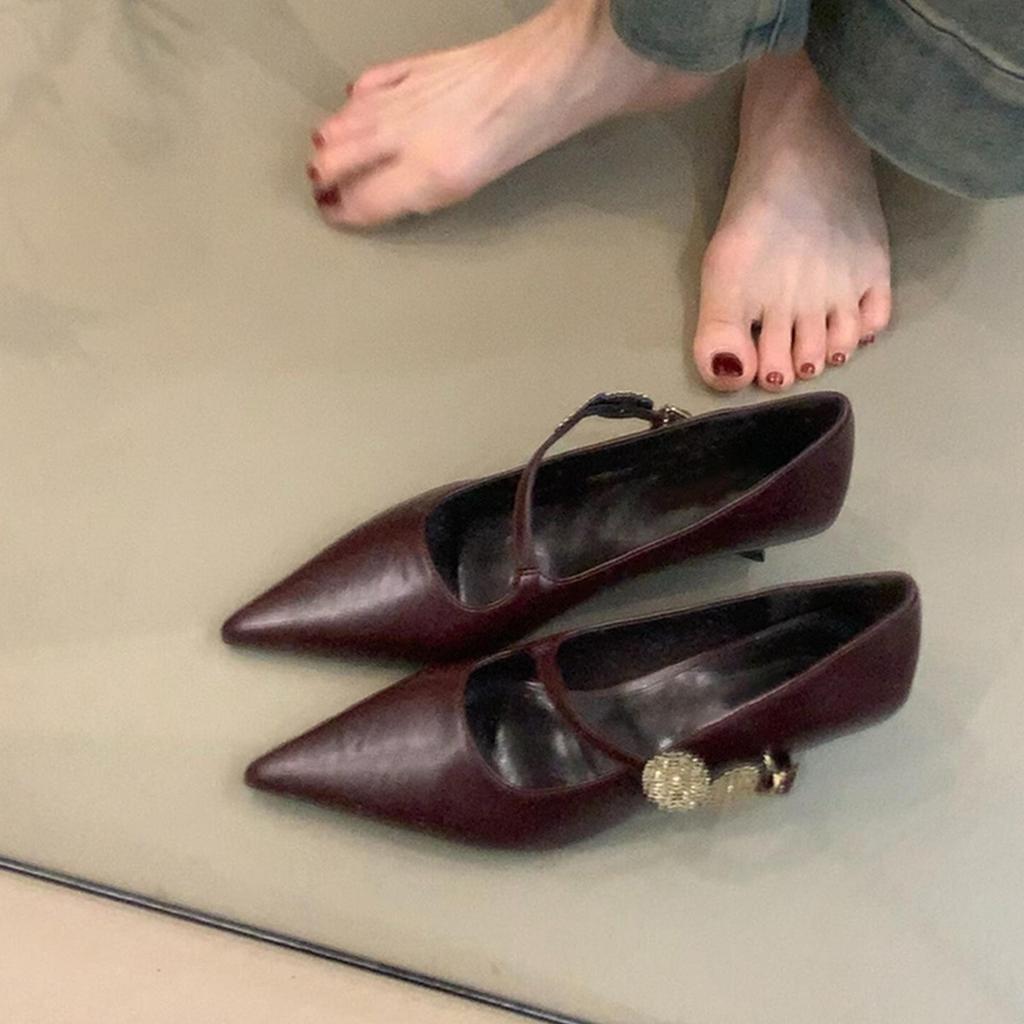 Туфли-лодочки в стиле ретро на каблуке-рюмочке, с открытым верхом, Мэри Джейн, с металлической пряжкой-перекладиной, остроносые, темпераментные, на низком каблуке, одинарные