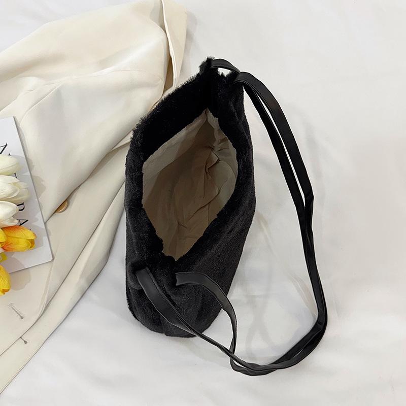 Осенне-зимняя модная плюшевая сумка женская 2025 повседневная универсальная большой вместимости сумка-тоут для поездок на работу текстурная наплечная сумка