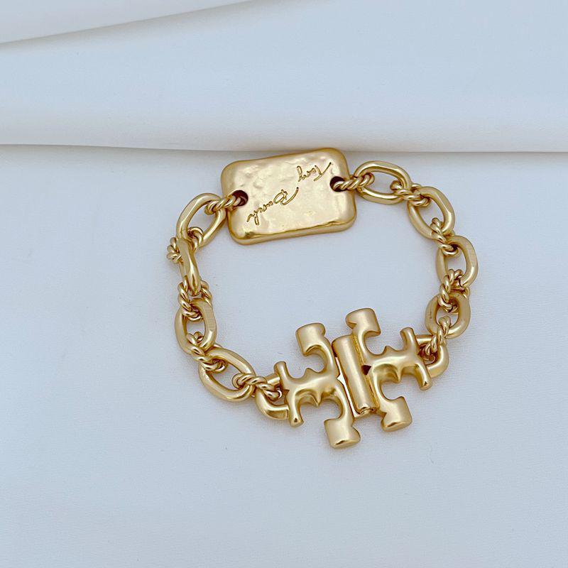 Шикарный браслет-цепочка с крупными звеньями и металлической биркой в стиле легкой роскоши