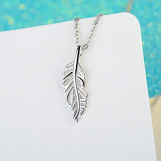 Ожерелье с подвеской в виде листа — японский и корейский стиль, универсальная ключичная цепочка с литературным шармом