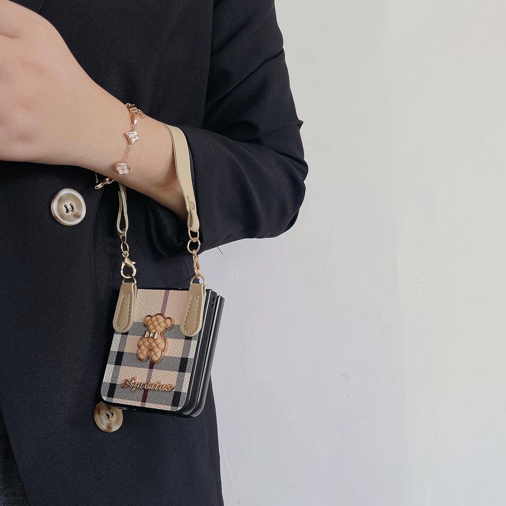 Чехол с милым мультяшным медведем для Samsung Galaxy Z Flip 5 4 3, чехол с ремешком, модный кожаный жесткий чехол в клетку