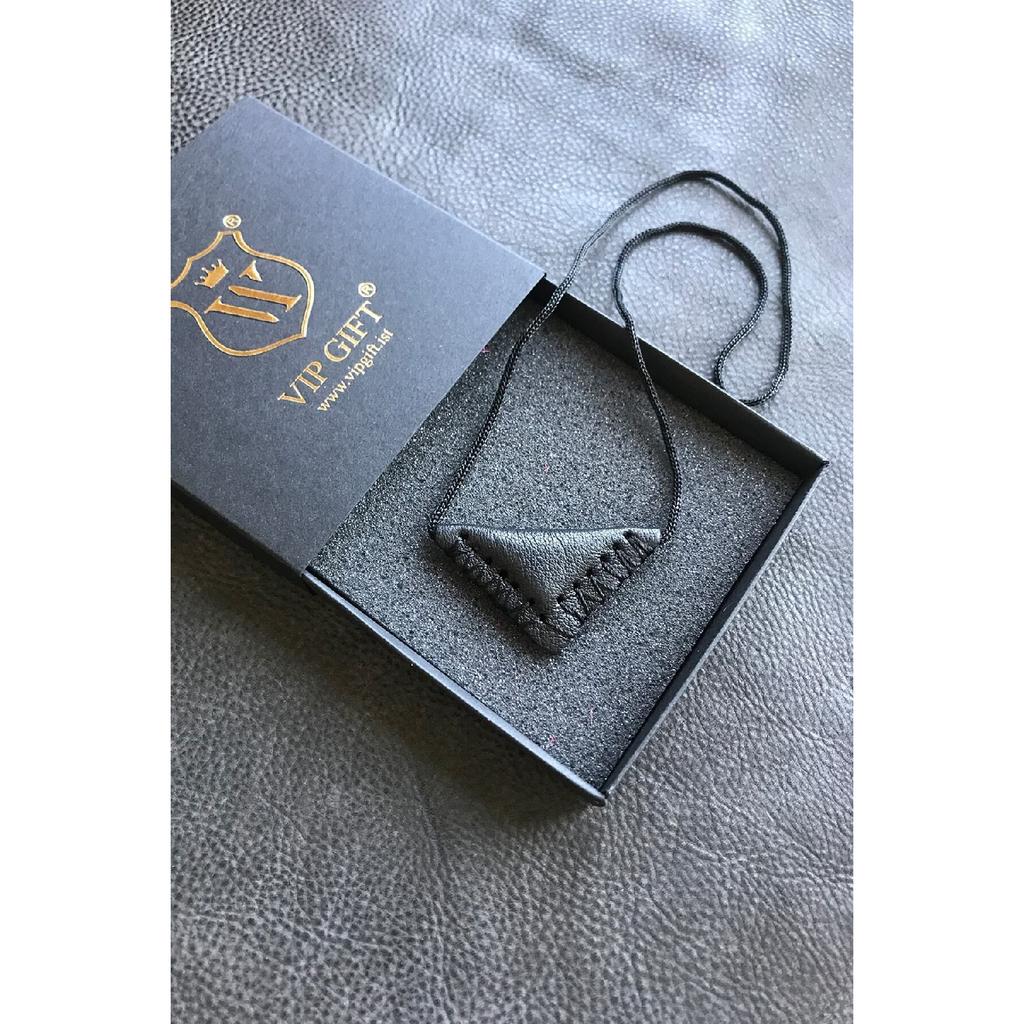 Kay Ceven Молитвенное треугольное ожерелье-амулет из натуральной кожи закрытое