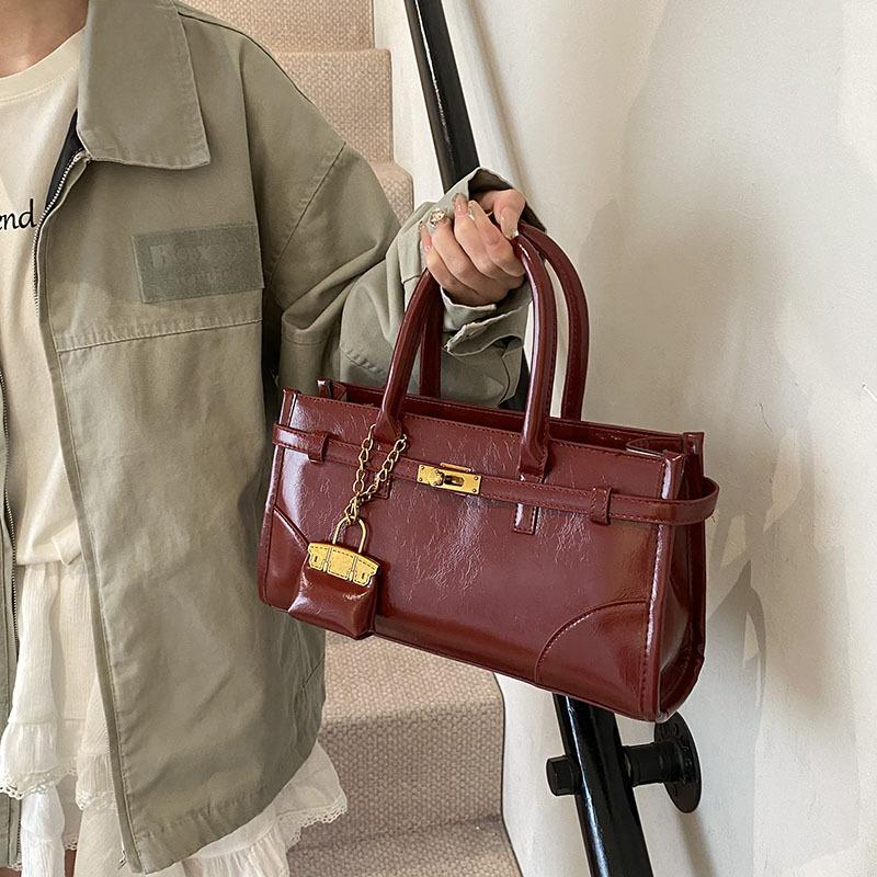 Сумка большой вместимости женская осенне-зимняя универсальная 2025 новая простая на плечо, через плечо, портативная для поездок, сумка-тоут для мамы и ребенка