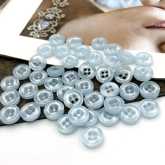 Небесно-голубая унисекс рубашка ручной работы с круглыми светло-голубыми пуговицами